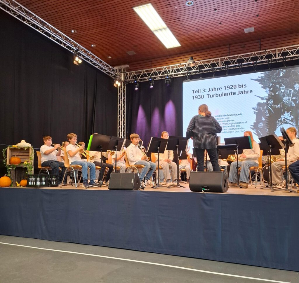Jugendkapelle II beim Auftritt beim 125 jährigen Jubiläum des Musikvereins Oberuhldingen